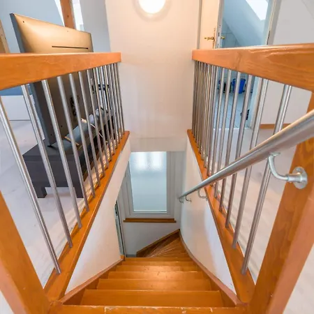 Center Close To And Shops דירה